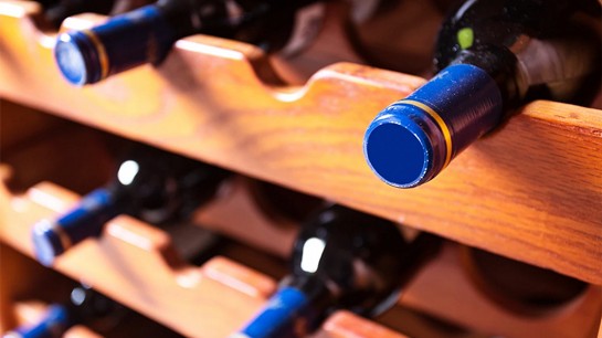 As adegas são essenciais para manter a longevidade dos vinhos.